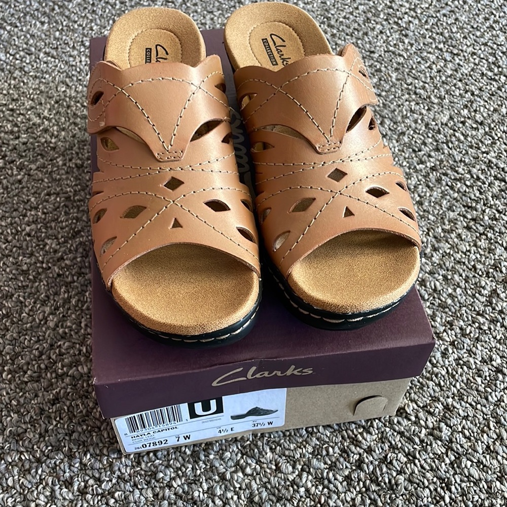 Clarks Hayla Capitol beige sandals 7WIDE never worn